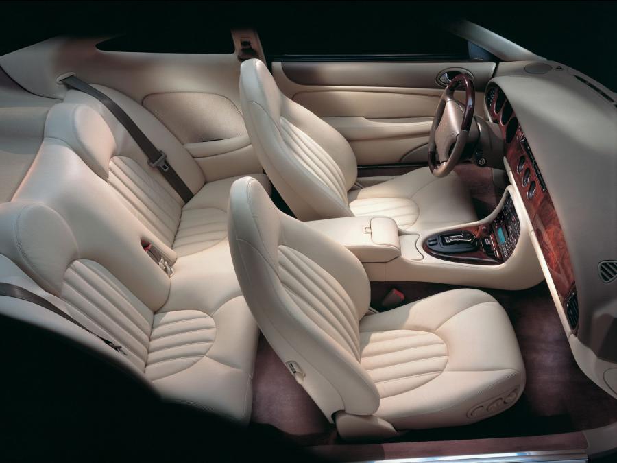 Интерьер Jaguar XK8 Coupe 1996 года  (фото 12 из 26)